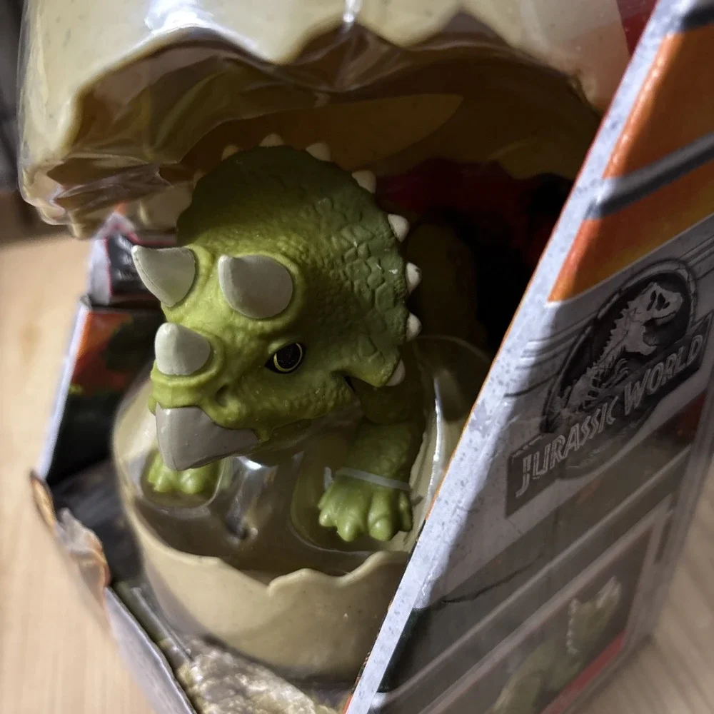 Jurassic World Hatch 'N Play  Dinos Egg Baby Triceratops Mattel NWB
